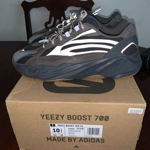 adidas Yeezy Boost 700 V2
Geode